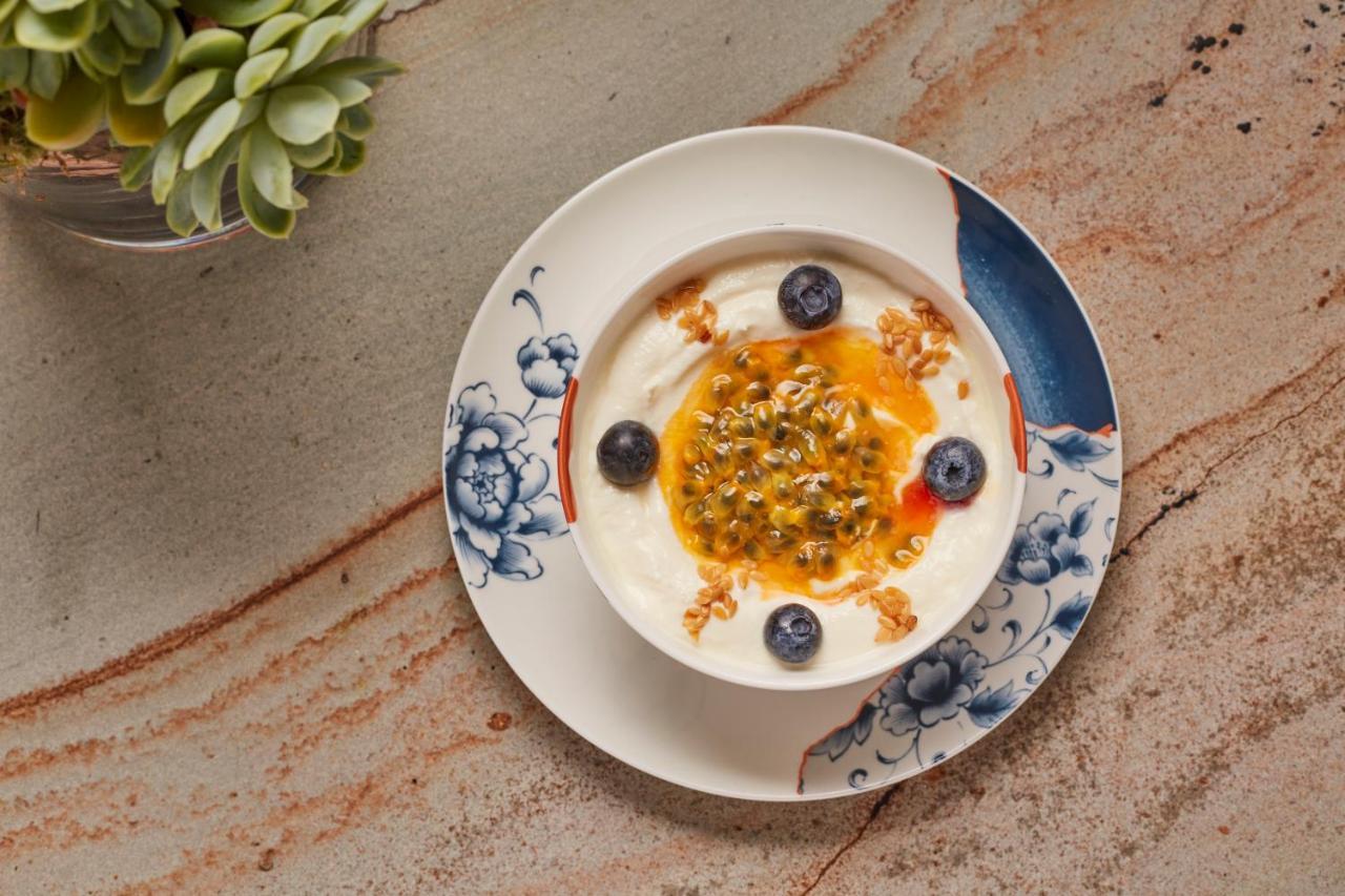 Отель Pan Pacific Лондон Экстерьер фото Yoghurt with honey and blueberries