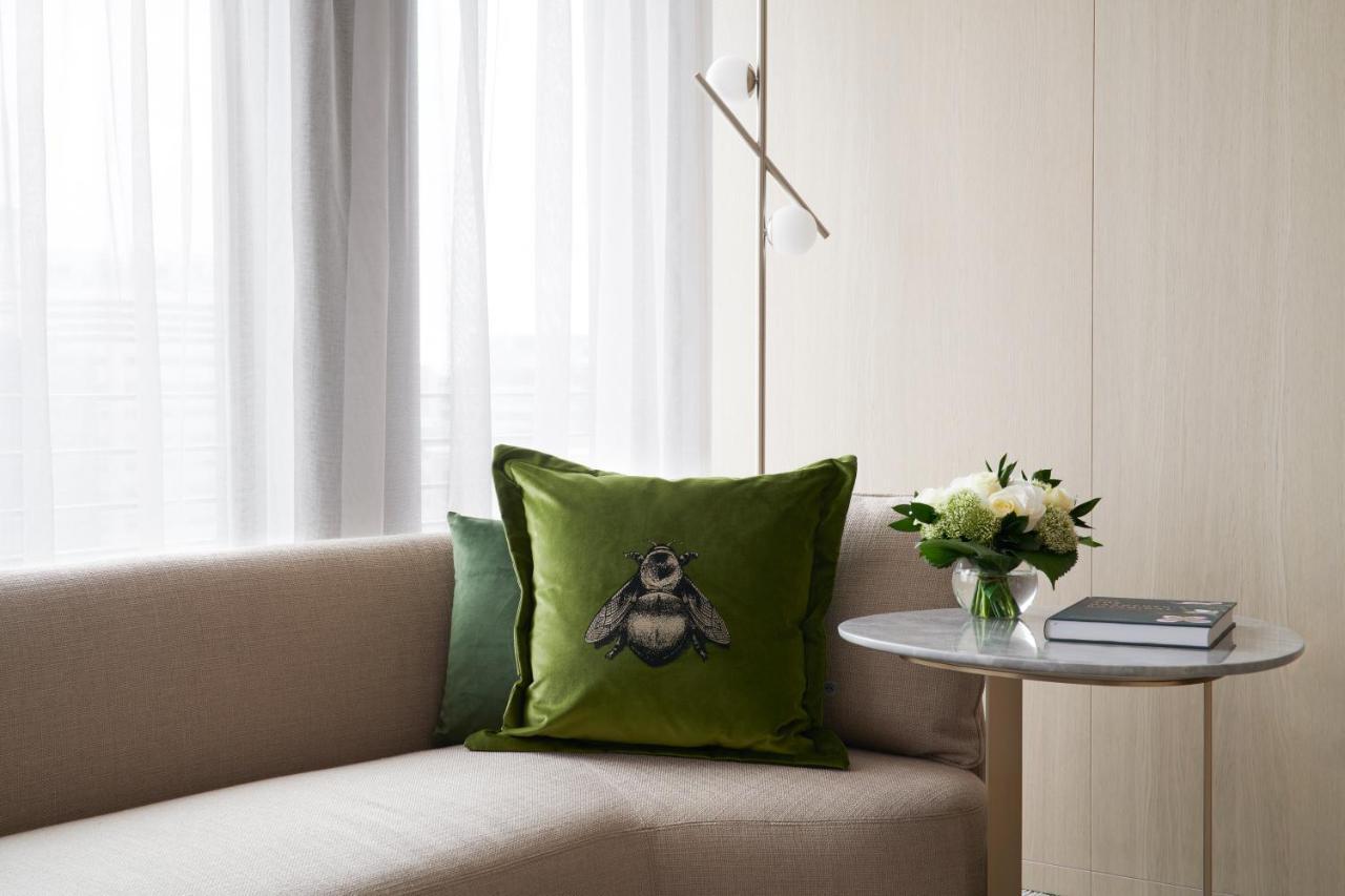 Отель Pan Pacific Лондон Экстерьер фото A throw pillow