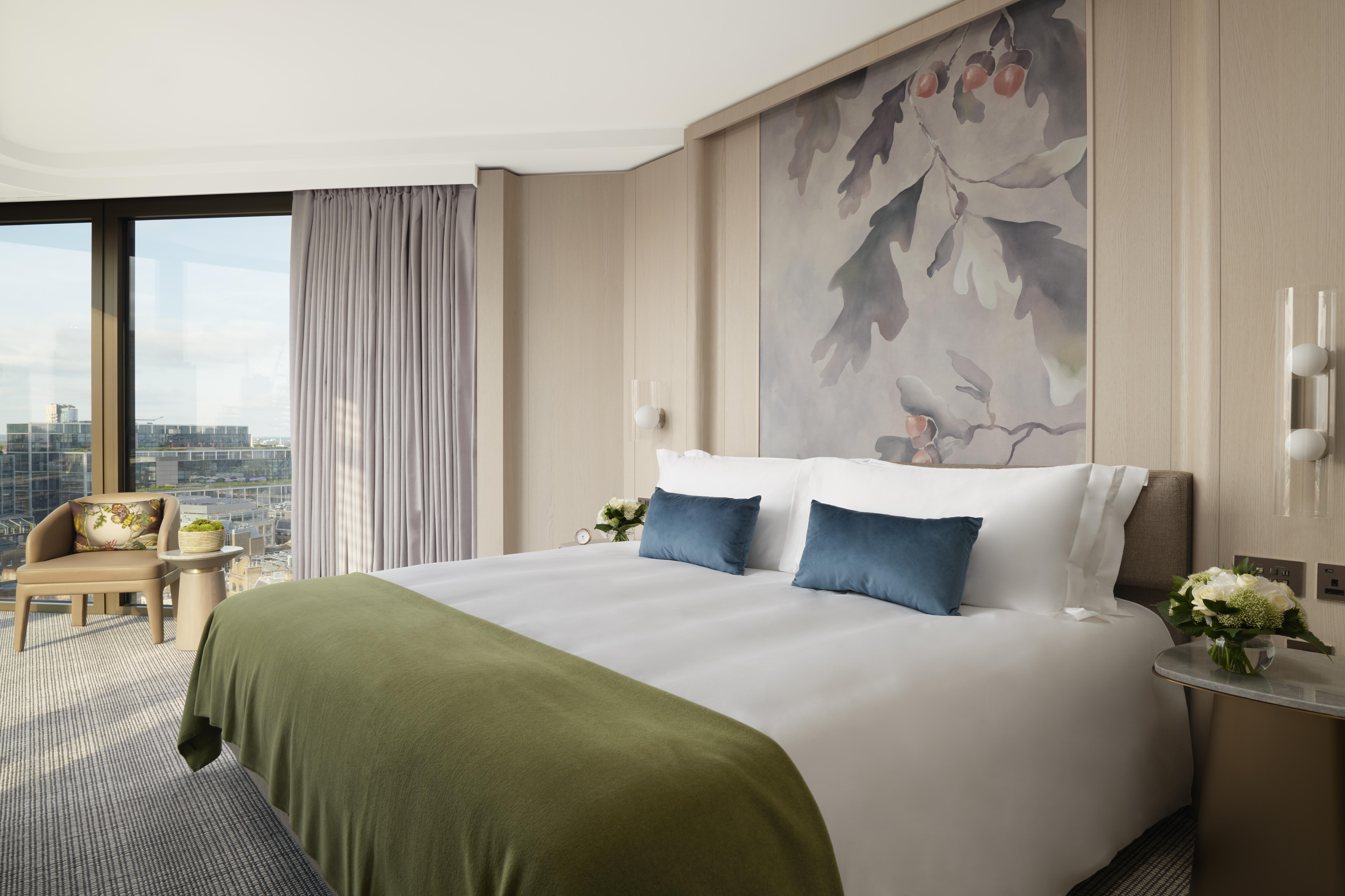 Отель Pan Pacific Лондон Экстерьер фото A bedroom at The London West End