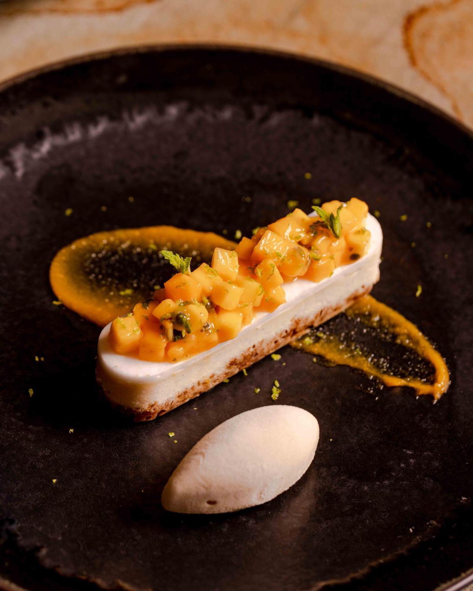 Отель Pan Pacific Лондон Экстерьер фото A cheesecake with passion fruit