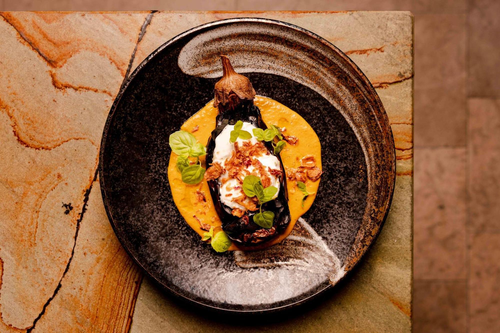 Отель Pan Pacific Лондон Экстерьер фото Aubergine with yoghurt and honey