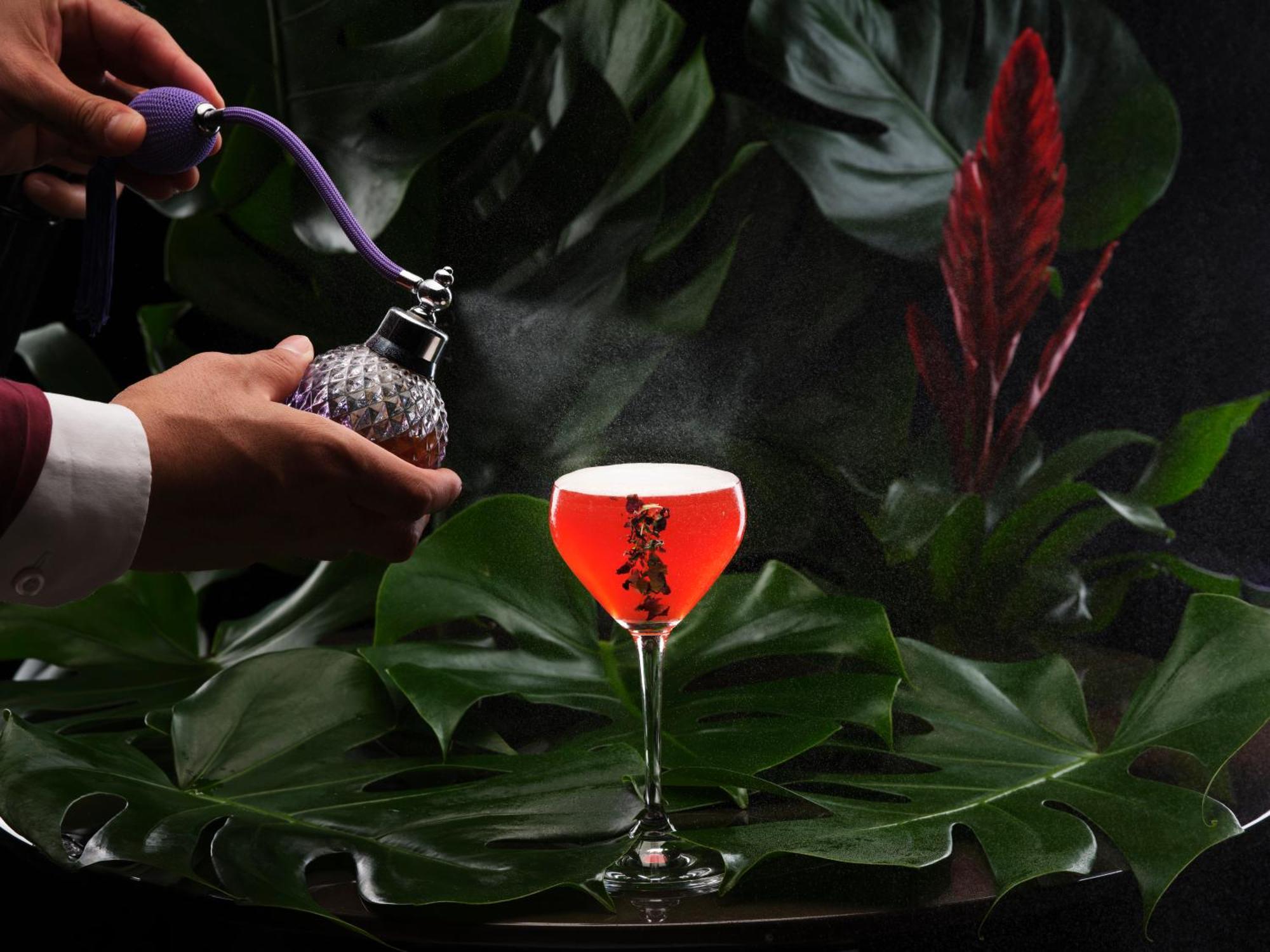 Отель Pan Pacific Лондон Экстерьер фото A bartender adding a garnish to a cocktail