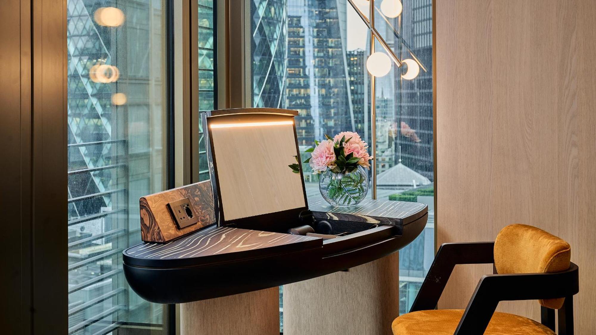 Отель Pan Pacific Лондон Экстерьер фото The Concierge Desk at The Hari